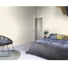 Schlafzimmer mit Bett, Stuhl, Teppich und geöffneter Tür