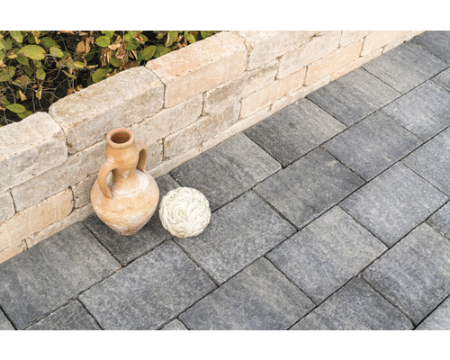 Allée de jardin pavée de pavés, décorée d''une amphore et d''une boule