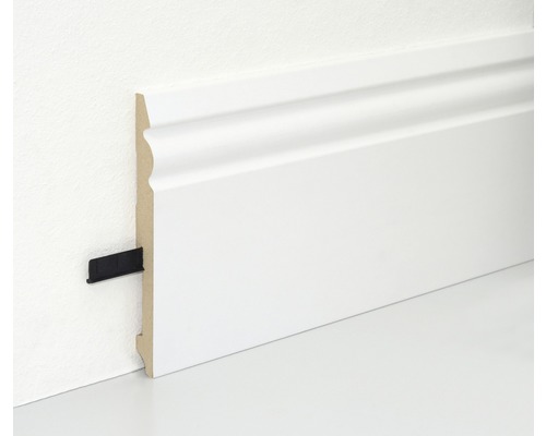 Plinthe blanche avec clip de fixation sur un mur