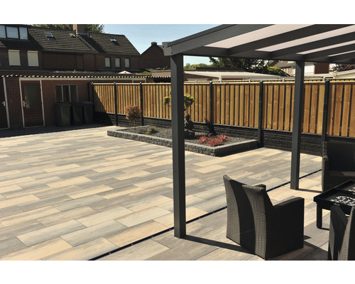 Extérieur avec dalles de terrasse, clôture et toit