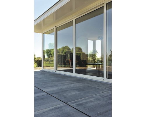 Terrasse avec grande porte coulissante et sol en pierre