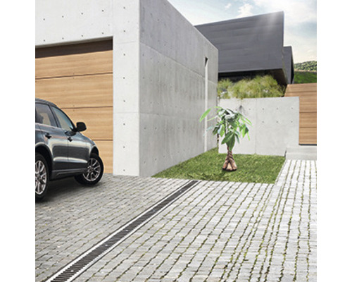 Allée avec caniveau de drainage, pavés et voiture