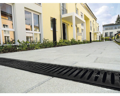 Vue sur un caniveau devant un immeuble d''habitation