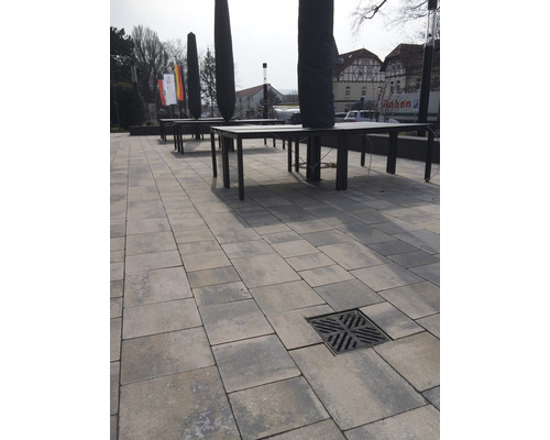 Aussenbereich mit Pflastersteinen, Abwassergully, Tischen und Sonnenschirmhüllen