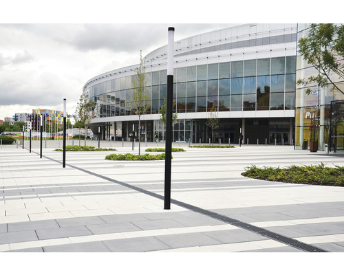 Extérieur avec pavés, caniveaux et mâts d''éclairage