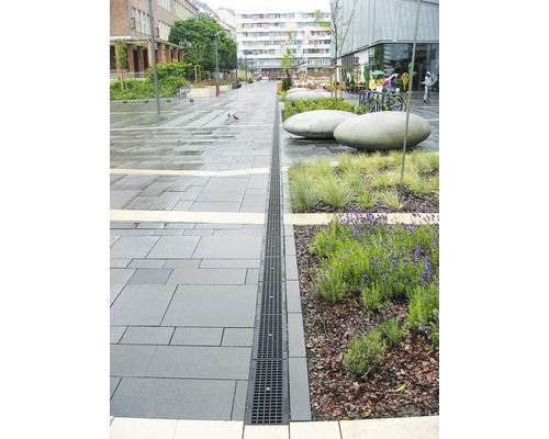 Espace extérieur avec pavés et caniveau de drainage