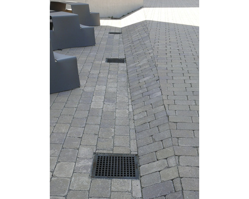 Pavés avec rigoles de drainage et grilles