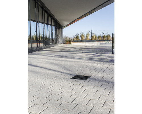 Espace extérieur avec pavés et caniveau de drainage