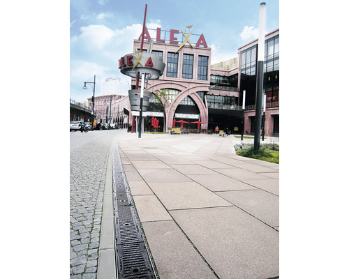 Aussenansicht des Einkaufszentrums Alexa in Berlin mit Entwässerungsrinne