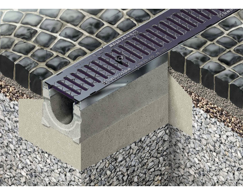 Querschnitt einer Hofentwässerung mit Betonfundament und Steinpflaster