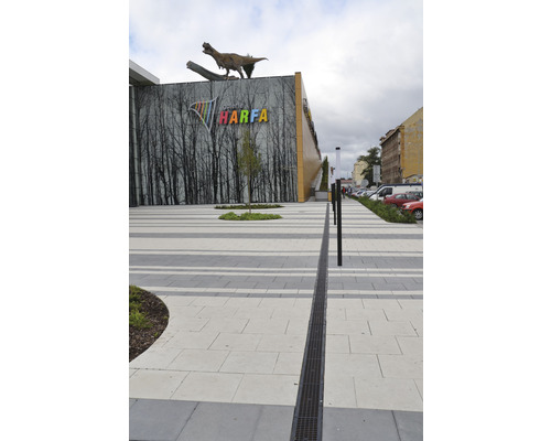 Außenansicht eines Einkaufszentrums mit Dinosaurierstatue auf dem Dach