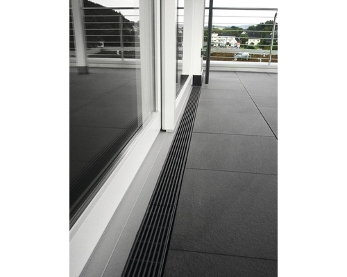 Terrasse mit Entwässerungsrinne vor einer Schiebetür