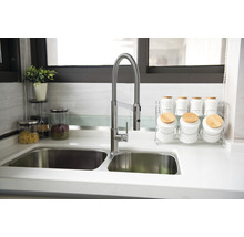 Küchenspüle mit flexiblem Wasserhahn und Vorratsgläsern
