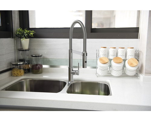 Küchenspüle mit flexiblem Wasserhahn und Vorratsgläsern