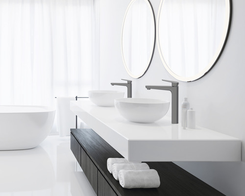Salle de bains lumineuse avec double vasque, lavabos à poser, robinetteries, miroirs ronds et baignoire