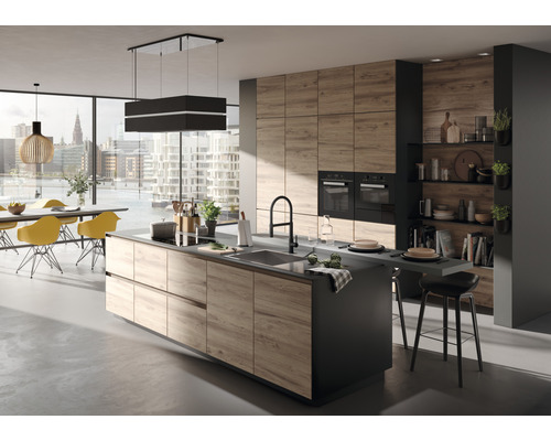 Cuisine claire avec îlot de cuisine, coin salon et placards intégrés en décor bois