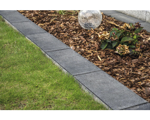 Garten mit Rasen, Rindenmulch und Beetbegrenzung aus Stein