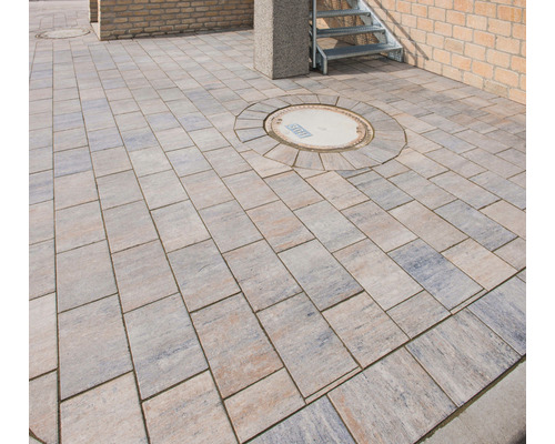 Verlegte Pflastersteine auf einer Terrasse