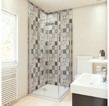 Helles Badezimmer mit Dusche, Waschbecken und Toilette