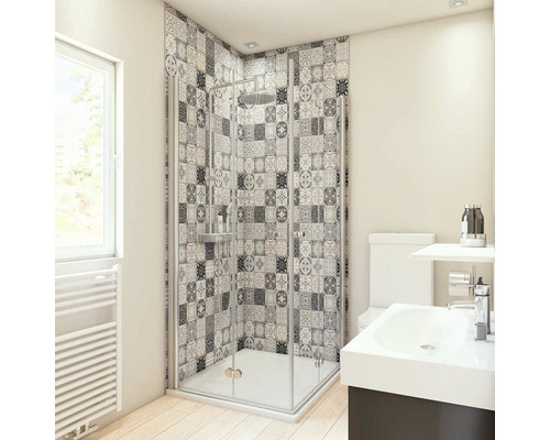 Helles Badezimmer mit Dusche, Waschbecken und Toilette