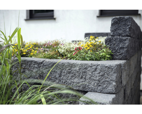 Jardinière surélevée en pierres de béton avec plantation