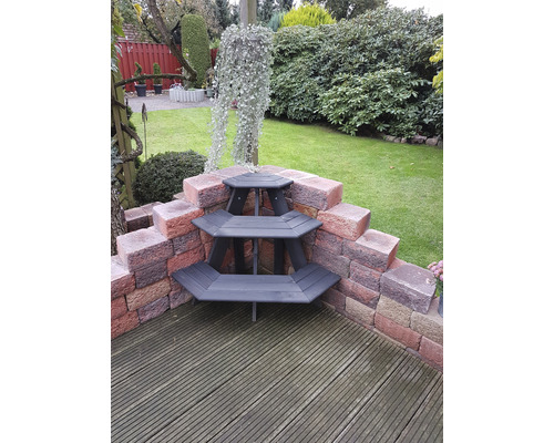 Gartenszene mit dreistufiger Treppe aus Kunststoff zwischen Mauern