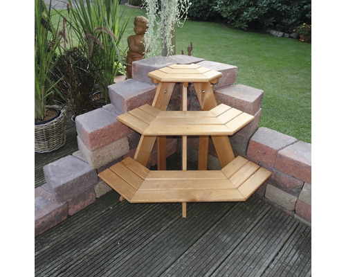 Dreistufiges Holzpflanzregal im Gartenbereich.