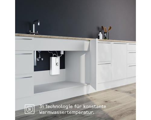Unterbau-Warmwasserbereiter unter Spüle in heller Küche