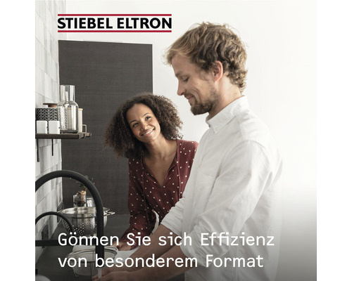 Ein Paar steht in einer hellen Küche mit Armatur von Stiebel Eltron. Stiebel Eltron Logo