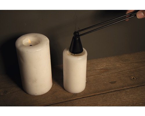 Kerze mit Kerzenlöscher auf einem Tisch