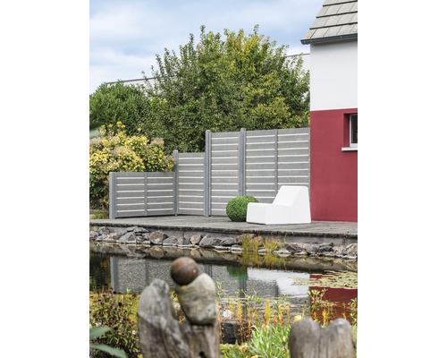 Gartenszene mit Sichtschutzzaun, Teich und Sitzgelegenheit