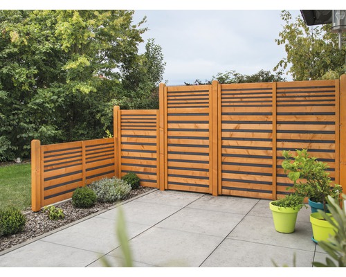 Holzsichtschutzwand mit horizontalen Streifen auf einer Terrasse