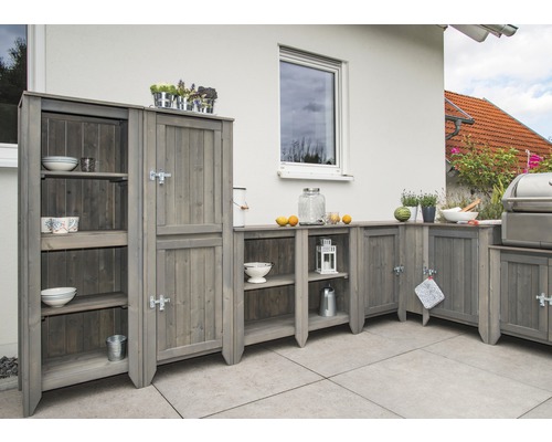 Cuisine d''extérieur grise en bois avec placards et étagères sur une terrasse.