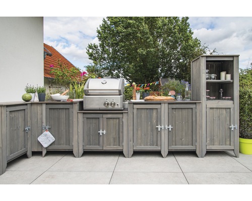Outdoor-Küche mit Grill und Holzschränken auf einer Terrasse