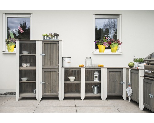 Outdoor-Küche mit Schränken und Regalen auf einer Terrasse