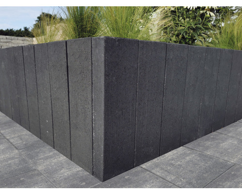 Hochbeet aus Betonsteinen mit Pflanzen