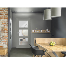 Espace de vie avec porte intérieure à vitrages, table à manger et chaises.