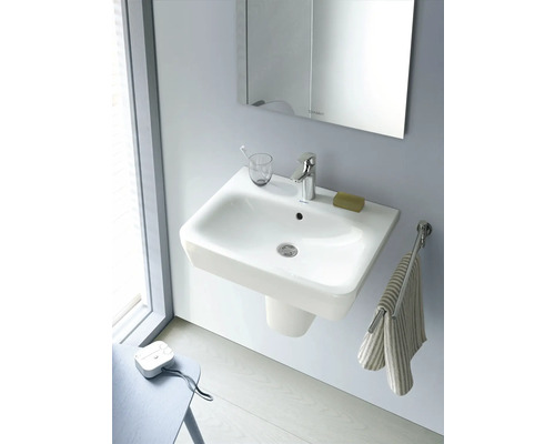 Salle de bains moderne avec lavabo à poser blanc, robinetterie et armoire de toilette