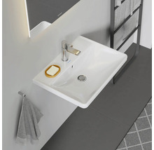 Lavabo de salle de bain avec robinet, savon et serviette