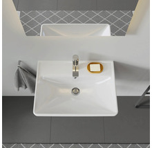 Vue de dessus d''un lavabo avec robinet, savon, serviette et miroir dans une salle de bains