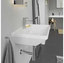 Salle de bains moderne avec lavabo mural blanc, robinet et porte-serviettes