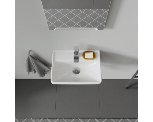 Vue de dessus d''une salle de bains avec lavabo, robinet, miroir, serviette et savon