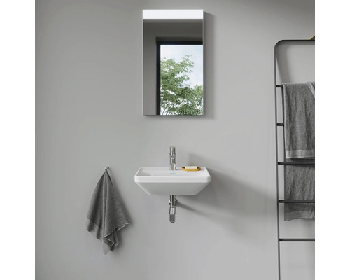 Vue de salle de bains avec lavabo, miroir et porte-serviettes