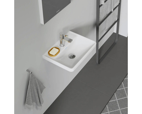 Lavabo de salle de bain avec robinetterie, savon et porte-serviettes