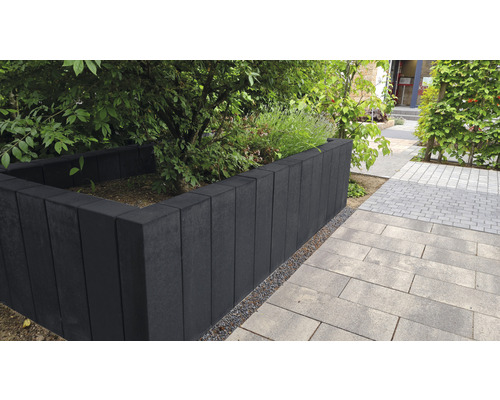 Jardin avec jardin surélevé en palissades de béton et pavés
