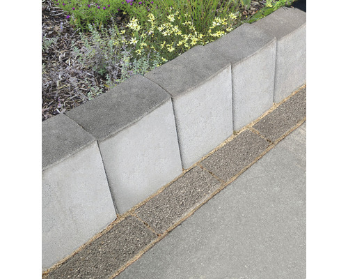 Gartenlandschaft mit Rasenkantensteinen aus Beton