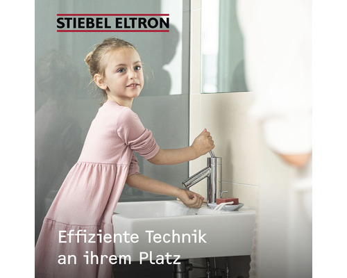 Mädchen am Waschbecken mit Wasserhahn von Stiebel Eltron