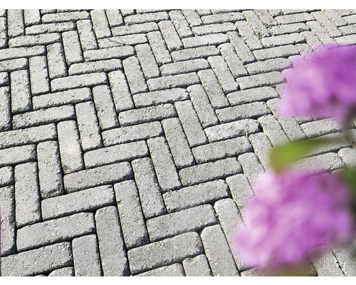 Pflastersteine im Fischgrätenmuster