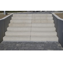 Aussentreppe aus Beton mit Pflastersteinen