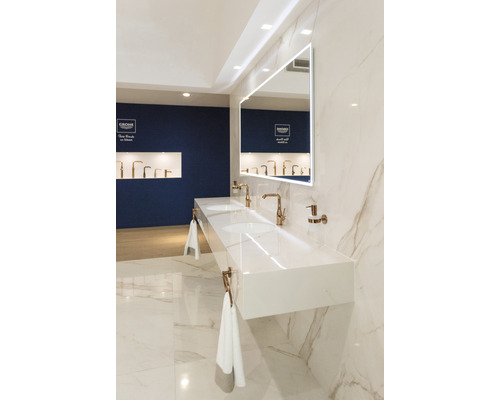 Salle de bains moderne avec meuble-lavabo double vasque, miroir lumineux et robinetterie